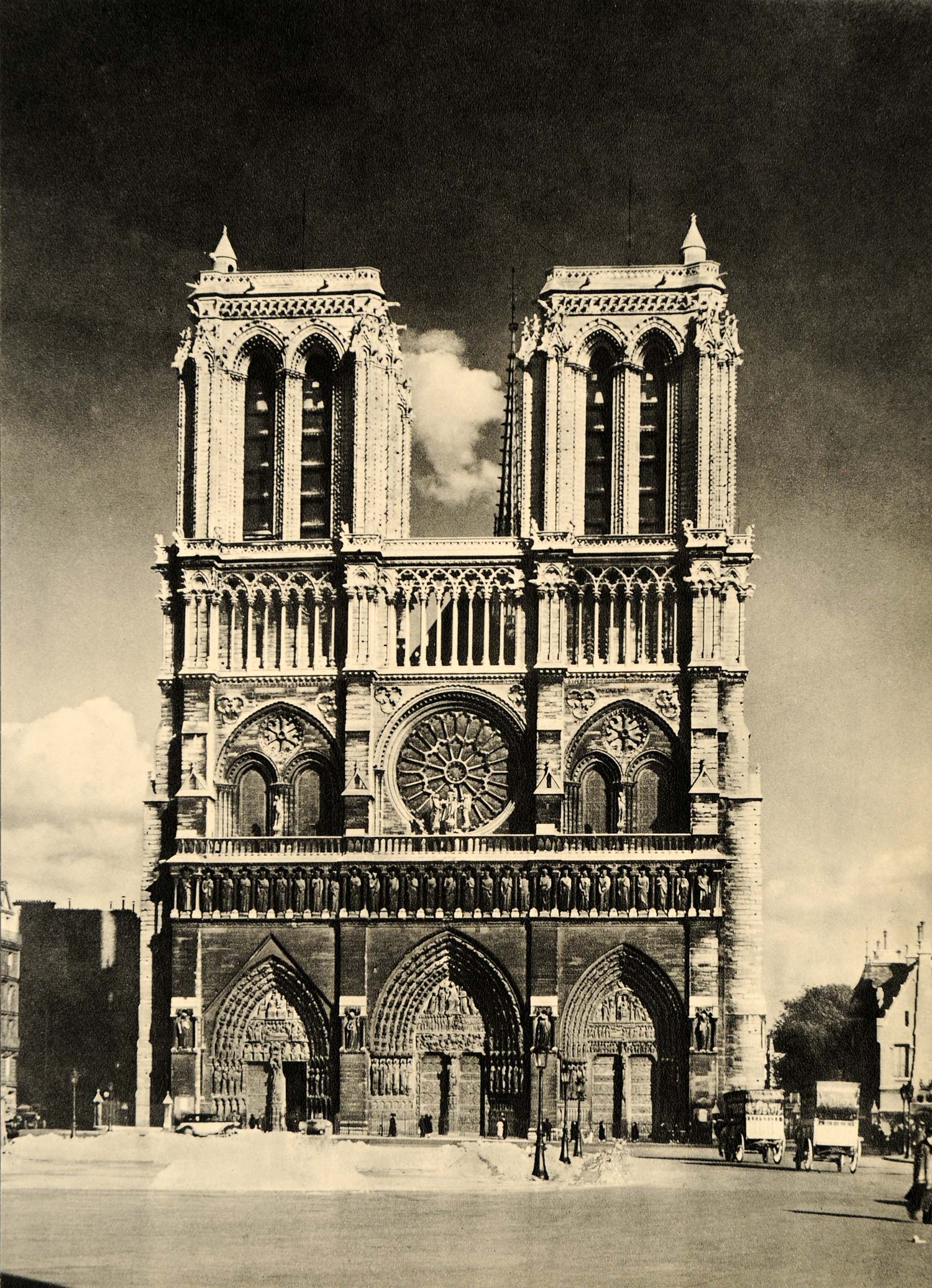 有关以下物品的详细资料: 1937 notre dame paris cathedral gothic